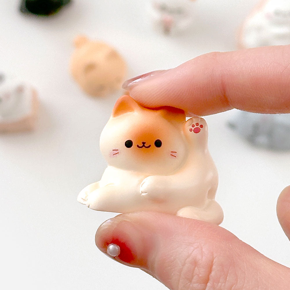 Random Cozy Cat Miniature Figure– Blind Box Series